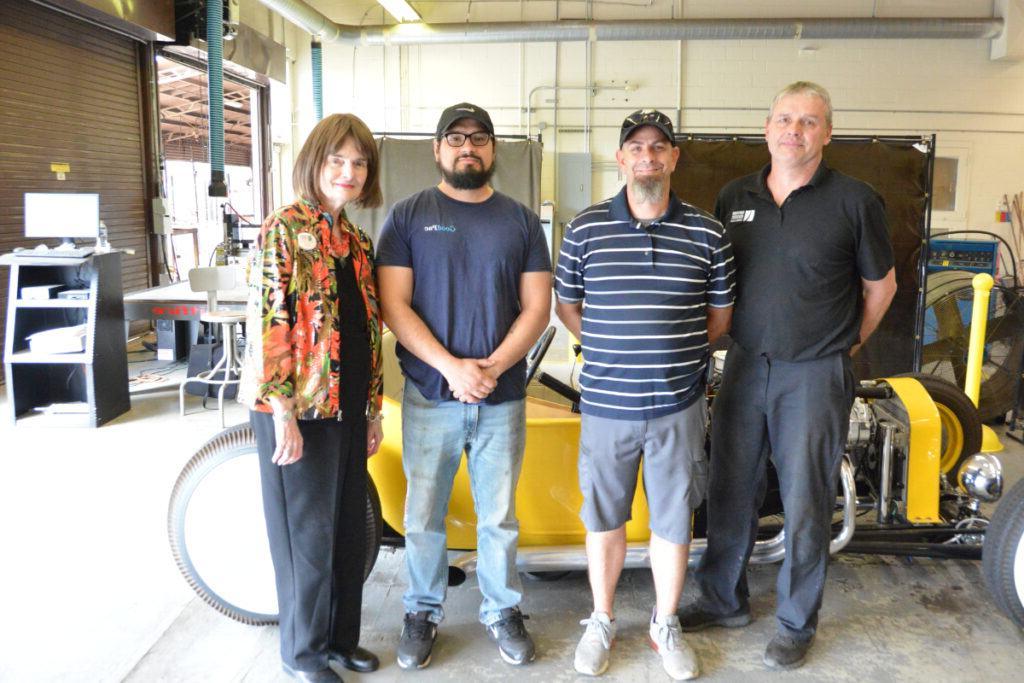 左至右为阿诺德·科布, Automotive Technology instructor; 詹姆斯的奇迹, Automotive Technology student; Dustin Stephens, Automotive Technology student; 和 Barbara Jo Cook, 推进副总裁.